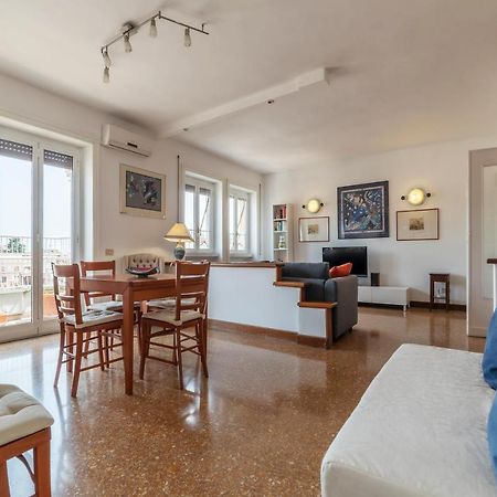 רומא Roomy And Bright Apartment With Terrace מראה חיצוני תמונה